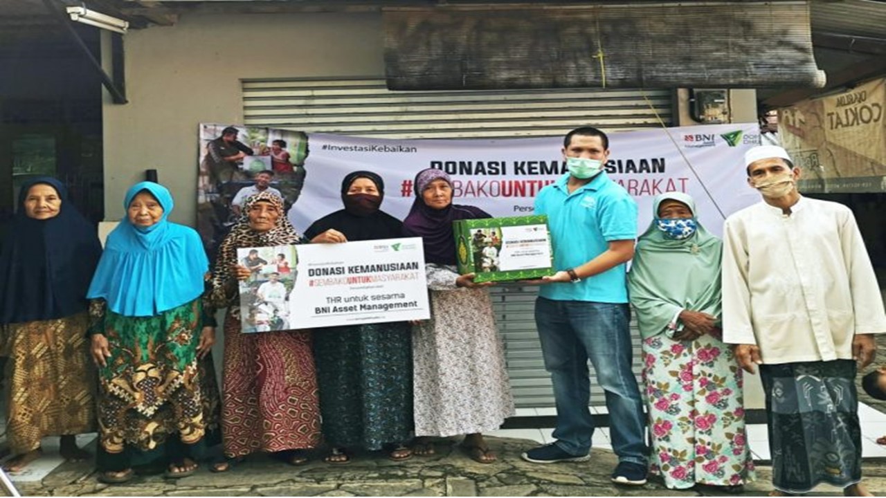 BNI Asset Management is directly involved in distributing basic food packages with Dompet Dhuafa